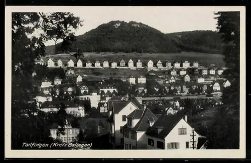 AK Tailfingen /Balingen, Ortsansicht mit Wohnhäusern und Berg im Hintergrund
