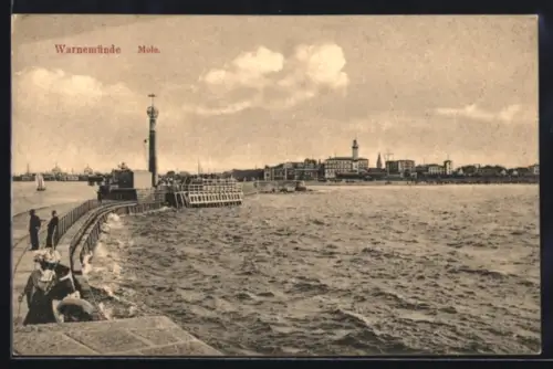 AK Warnemünde, Blick auf den Leuchtturm von der Mole aus