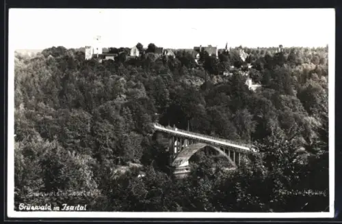 AK Grünwald im Isartal, Ortsansicht mit Isarbrücke