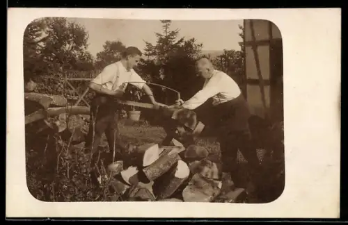 Foto-AK Zwei Männer beim Sägen von Holzstamm, Forstwirtschaft