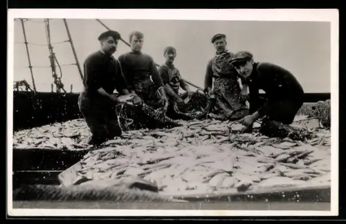 AK Einbringen des Fangs auf einem Fischdampfer, Fischerei