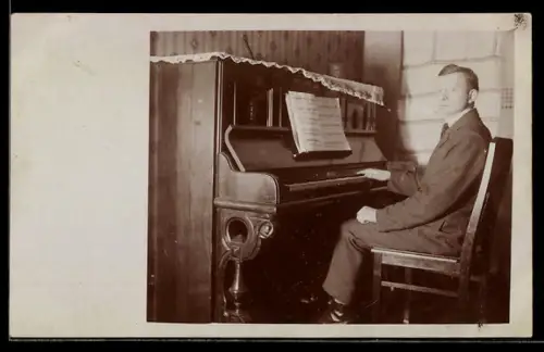 Foto-AK Junger Mann am Klavier
