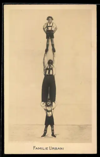 AK Akrobatenfamilie Urbani steht aufeinander