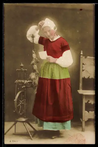 AK Junge Frau mit Spinnrad