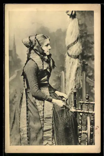 AK junge Frau in Tracht am Spinnrad
