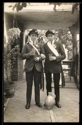 Foto-AK Männer in Trachten beim Weintrinken