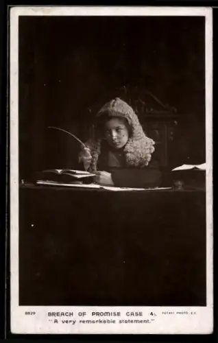 AK Junge Frau mit Richterperücke am Schreibtisch