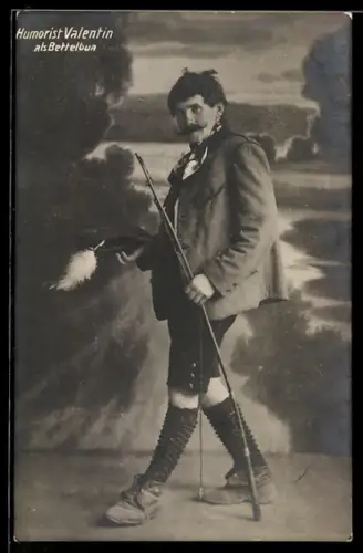 AK Komiker Valentin mit Angel als Bettelbua