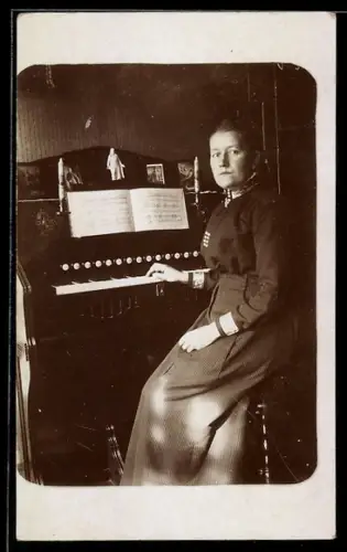 Foto-AK Dame an einem Klavier