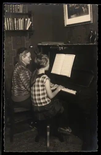 AK Alte Frau und Mädchen an einem Klavier