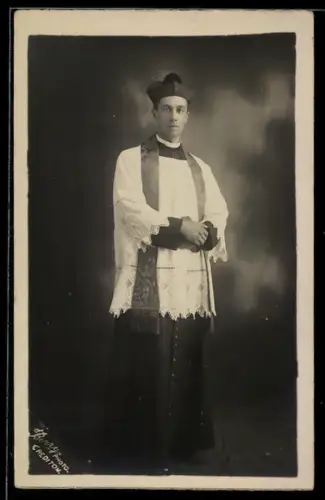 AK Mann im Priestergewand mit Stola