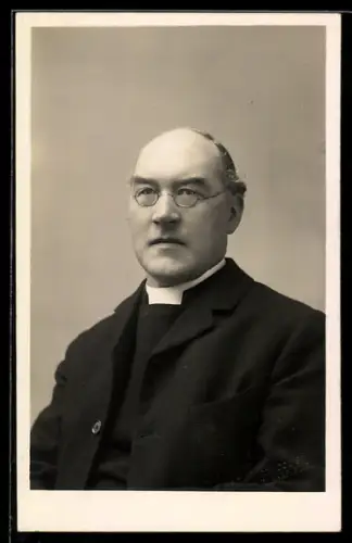 AK Priester mit Brille im Portrait