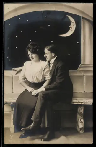 AK Paar sitzt auf einer Bank vor einem Mond mit Gesicht, Metamorphose