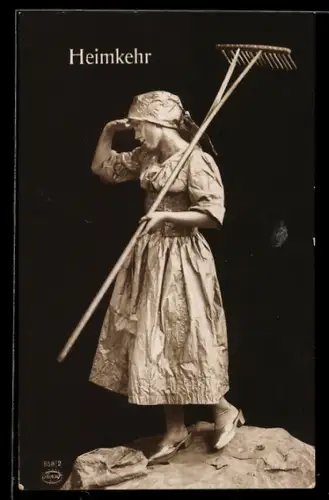 AK Bäuerein mit einem Rechen