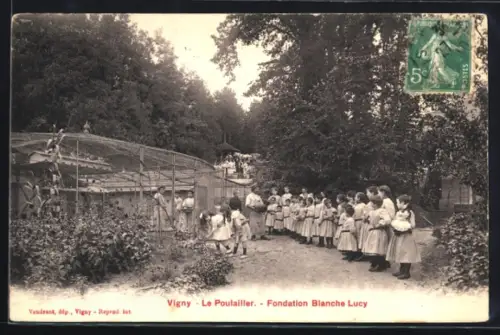 AK Vigny, Le Poulailler, Fondation Blanche Lucy, groupe d`enfants observant le poulailler