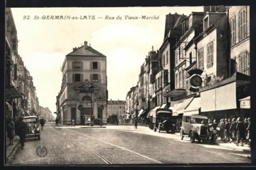 AK St-Germain-en-Laye, Rue du Vieux-Marché animée avec voitures et passants
