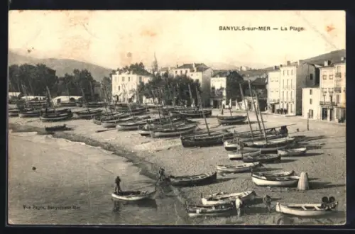 AK Banyuls-sur-Mer, La Plage avec bateaux traditionnels sur le sable et bâtiments en arrière-plan