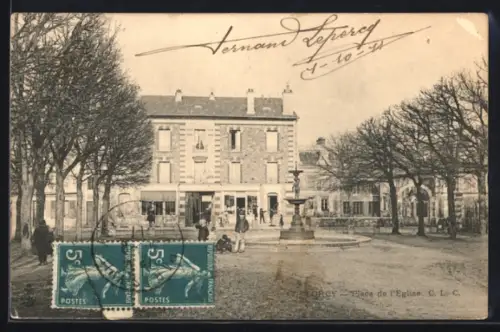 AK Torcy, Place de l`Église avec fontaine et bâtiments adjacents
