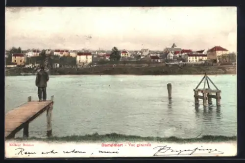 AK Dampmart, Vue générale avec homme sur le ponton et village en arrière-plan