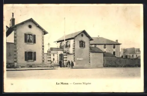 AK Le Mans, Caserne Négrier avec des passants sur la rue