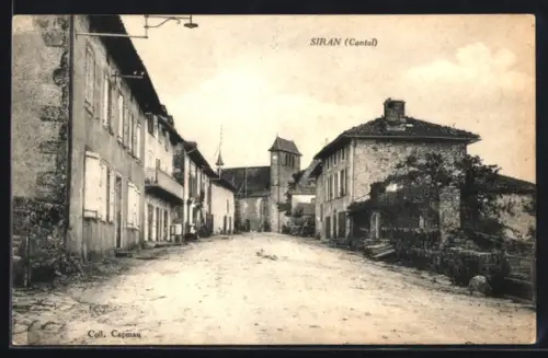 AK Siran /Cantal, Vue de la rue principale avec église au fond