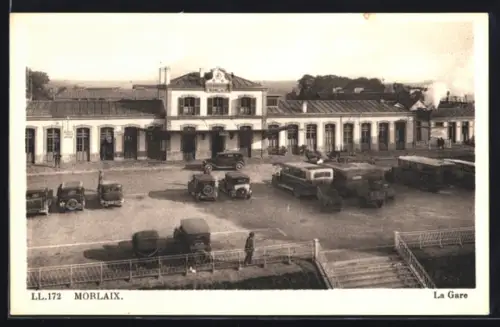 AK Morlaix, La Gare avec voitures et autobus devant l`entrée