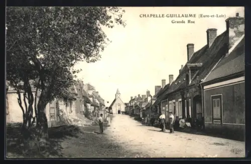 AK Chapelle-Guillaume /Eure-et-Loir, Grande Rue animée avec des habitants et maisons traditionnelles