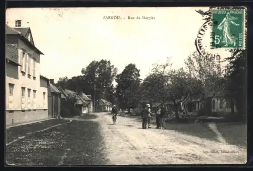 AK Sarnois, Rue de Dargies avec cycliste et piétons