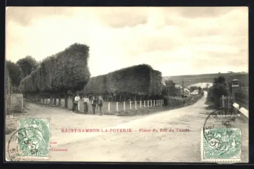 AK Saint-Samson-la-Poterie, Place du Jeu de Tamis avec allée d`arbres et passants