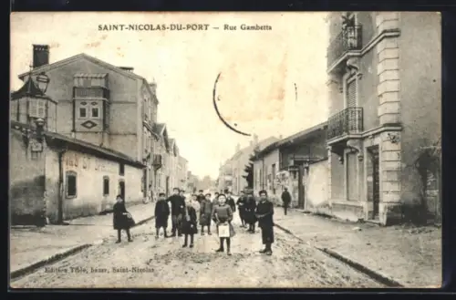 AK Saint-Nicolas-du-Port, Rue Gambetta animée par des enfants et passants