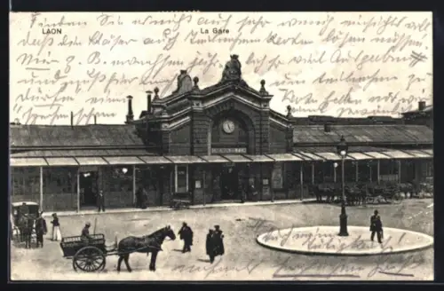 AK Laon, La Gare avec calèches et passants devant l`entrée principale