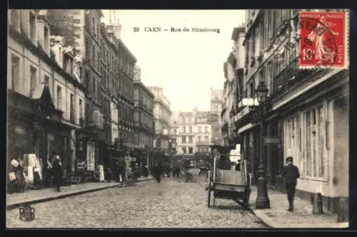 AK Caen, Rue de Strasbourg animée avec passants et boutiques