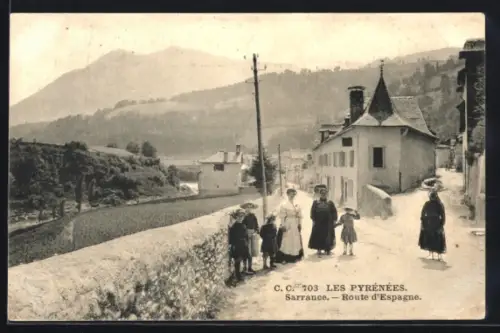 AK Sarrance, Route d`Espagne avec vue sur les Pyrénées et habitants locaux