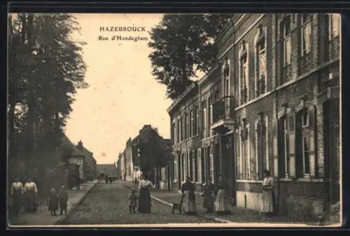 AK Hazebrouck, Rue d`Hondeghem avec des habitants se promenant sur le trottoir