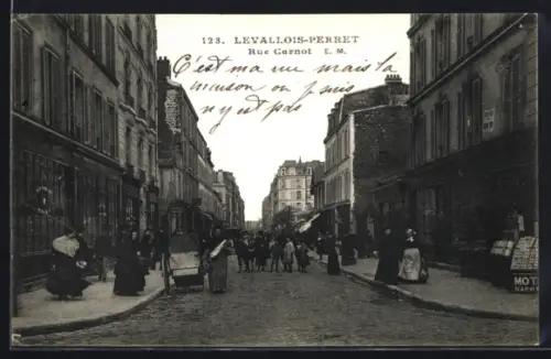 AK Levallois-Perret, Rue Carnot animée avec passants et boutiques