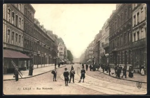 AK Lille, Rue Nationale animée avec passants et bâtiments historiques