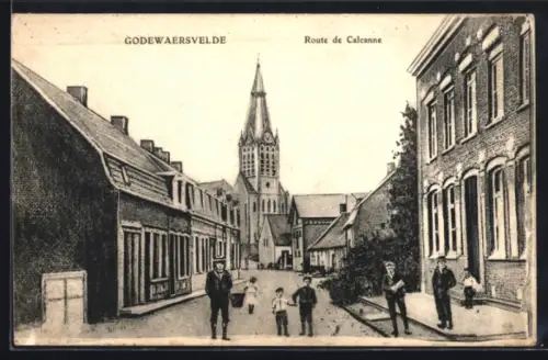 AK Godewaersvelde, Route de Calonne avec vue sur l`église et les passants dans la rue