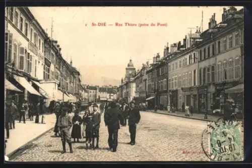 AK St-Dié, Rue Thiers, prise du Pont, avec des passants et bâtiments historiques