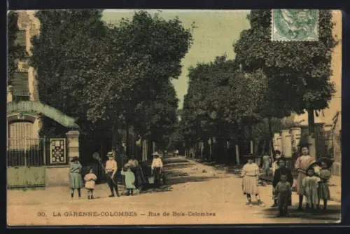 AK La Garenne-Colombes, Rue de Bois-Colombes animée avec des enfants et adultes se promenant