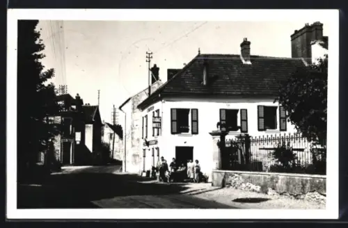 AK Reuil-en-Brie, S.- & -M., Scène de rue avec maison et habitants devant une clôture en fer forgé