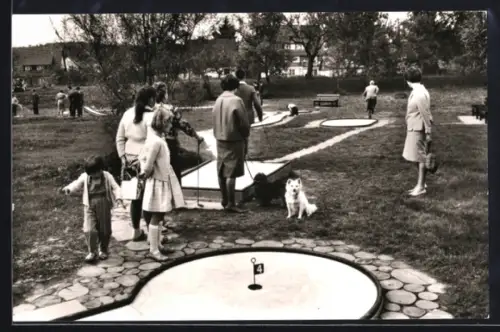 AK Lossburg-Rodt, Kleingolfanlage mit Besuchern