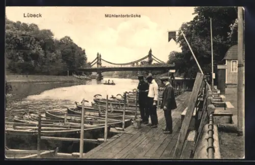 AK Lübeck, Mühlentorbrücke, Bootsanleger, Personen am Ufer