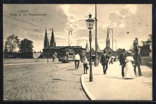 AK Lübeck, Partie an der Puppenbrücke, Turmpanorama, Strassenbahn