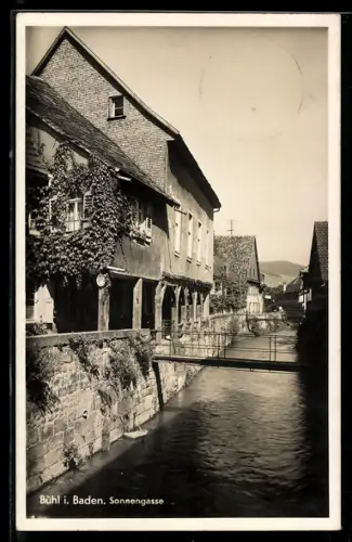 AK Bühl i. Baden, Sonnengasse, Fachwerkhäuser am Wasser