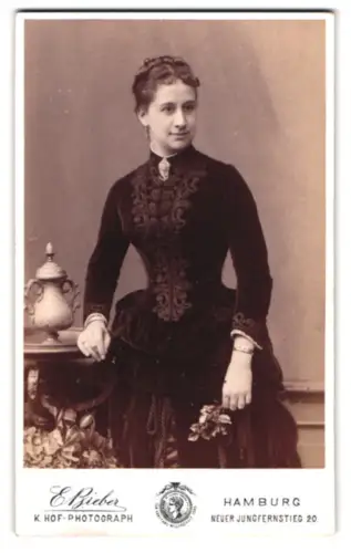 Fotografie E. Bieber, Hamburg, Neuer Jungfernstieg 20, Dame mit Blumenzweig