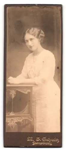 Fotografie M. B. Schultz, Flensburg, zwischen Bahnhof u. Dampfschiffpavillon, Frau in eleganter Pose