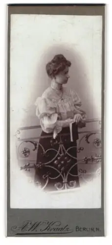 Fotografie A. W. Kraatz, Berlin, n., Frau an dekorativem Geländer