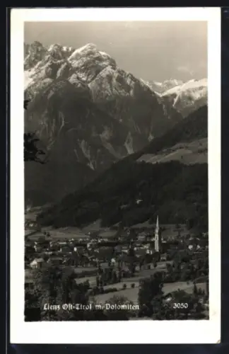 AK Lienz /Ost-Tirol, Ortspanorama mit Kirche und Dolomiten