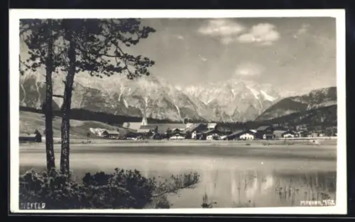 AK Seefeld /Tirol, Ortspanorama mit See und Kirche