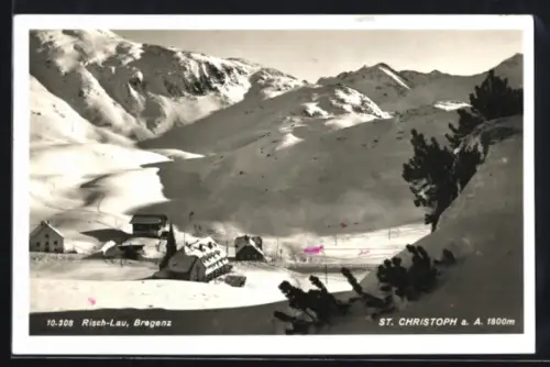 AK St. Christoph a. A., Winterpanorama mit Ort und Bergkulisse